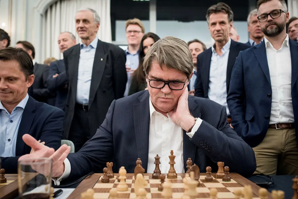 Jan Petter Sissener møtte verdensmester i sjakk Magnus Carlsen under et arrangement av Carlsens sponsor Arctic Securities.