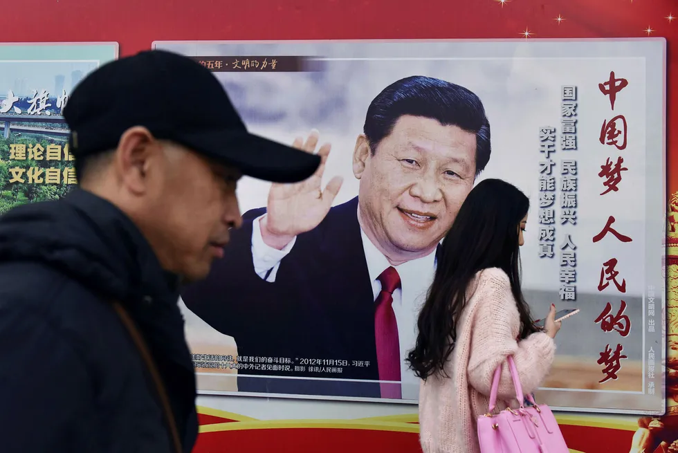 Kinas president Xi Jinping kan bli keiser for resten av livet etter at et sentralkomiteen foreslår å fjerne begrensningen på antall perioder ledelsen kan sitte. Dette kan få store konsekvenser for Kina – og verden. Foto: Greg Baker/AFP/NTB Scanpix