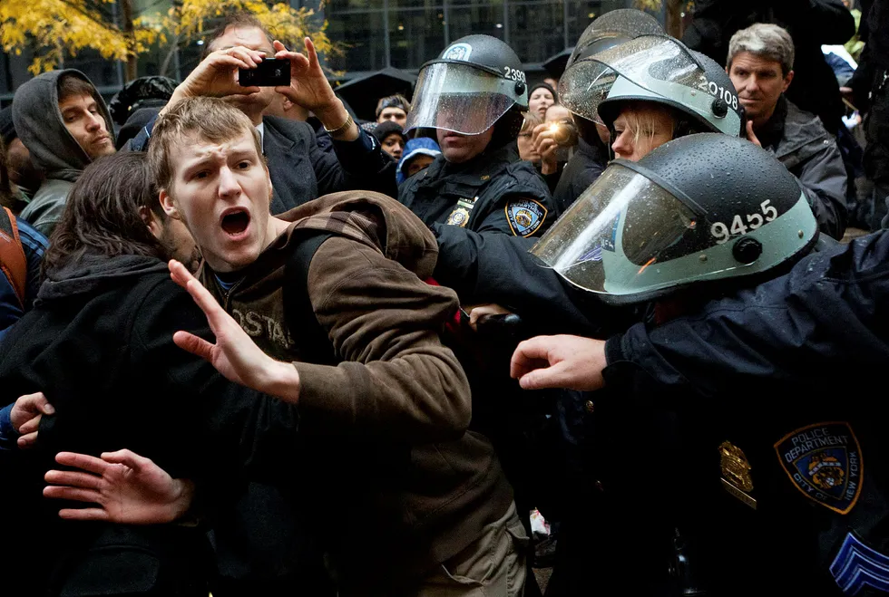 JPMorgans Marko Kolanovic advarer om at den neste finanskrisen kan føre til de alvorligste opptøyene på 50 år i USA. På bildet er New York-politiet i konfrontasjon med demonstranter fra Occupy Wall Street-bevegelsen i 2011.