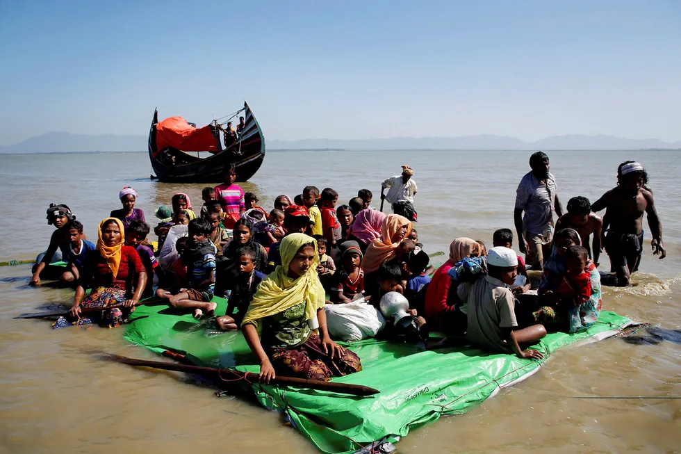 Rohingya refugees sit on a makeshift boat as they wait permission from Border Guard Bangladesh to continue after crossing the Bangladesh-Myanmar border, at Shah Porir Dwip near Cox's Bazar, Bangladesh November 9, 2017. REUTERS/Navesh Chitrakar TPX IMAGES OF THE DAY --- Foto: NAVESH CHITRAKAR/Reuters/NTB scanpix