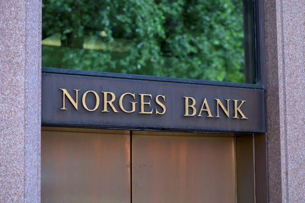 Erfaringen er at negative renter virker som en skatt på banksystemet, skriver Kjetil Olsen.
