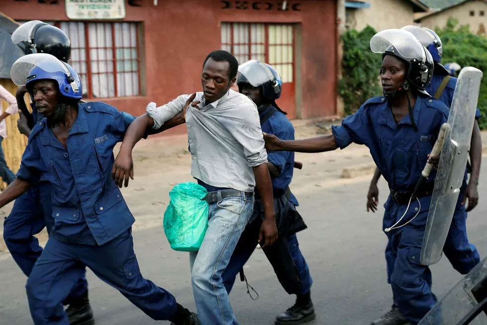 Sikkerhetsstyrkene i Burundi pågriper en mann. Landet har fått kritikk fra FN for menneskerettighetssituasjonen. Nå ber de organisasjonen stenge et kontor i landet.