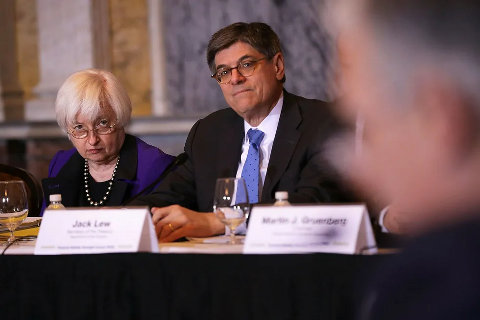 Finansminister Jacob Lew og sentralbanksjef Janet Yellen lytter under et møte i dag, torsdag. Foto: ALEX WONG