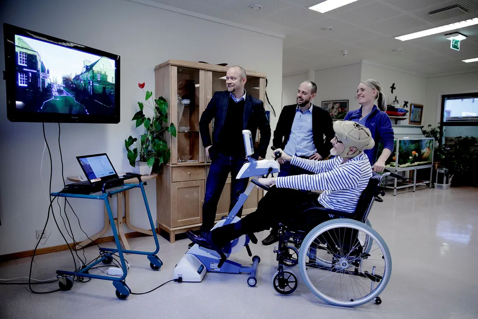 Jon Ingar Kjenes (fra venstre) og Torbjørn Langeland i Motitech as utvikler virtuelle sykkelturer for å motivere eldre til bevegelse. Her er de på Meland sjukeheim sammen med beboer Eirik Næss og helsefagarbeider Marte Fagerland. Foto: Paul S. Amundsen