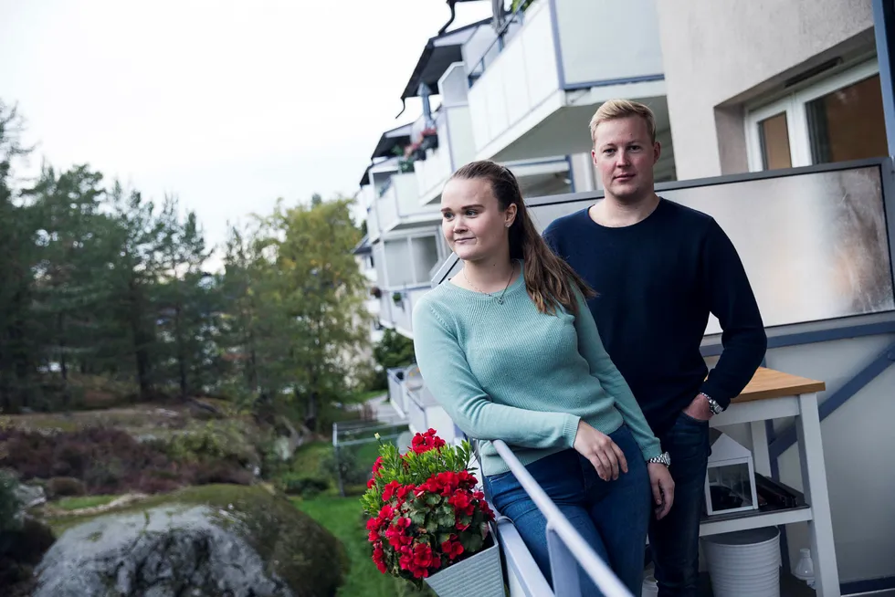 Stine Høgli (23) og Magnus Christensen (25) har kjøpt leilighet for første gang. Nå får de snart oppleve sin aller første renteoppgang.