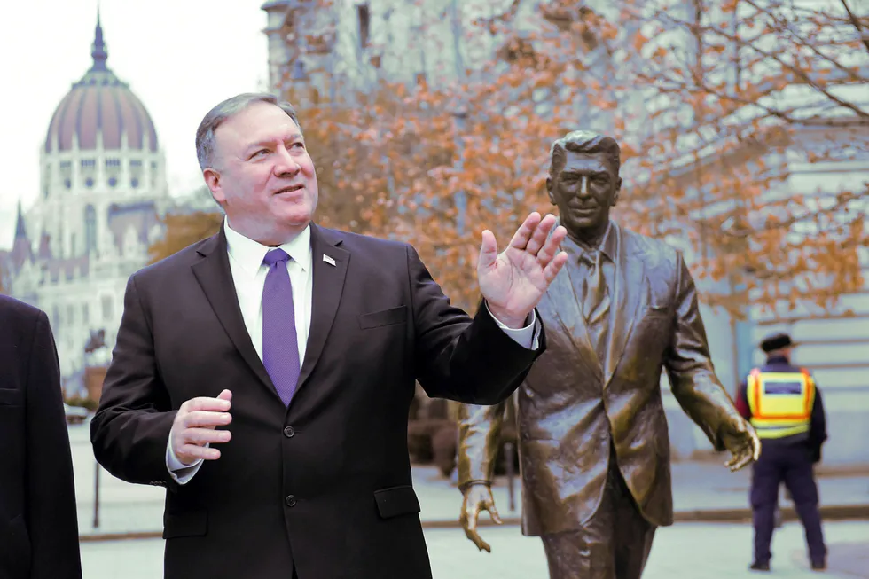 USAs utenriksminister Mike Pompeo advarer mot Huawei. Her under et besøk i Ungarn mandag, foran statuen av Ronald Reagan på Frihetsplassen i Budapest.