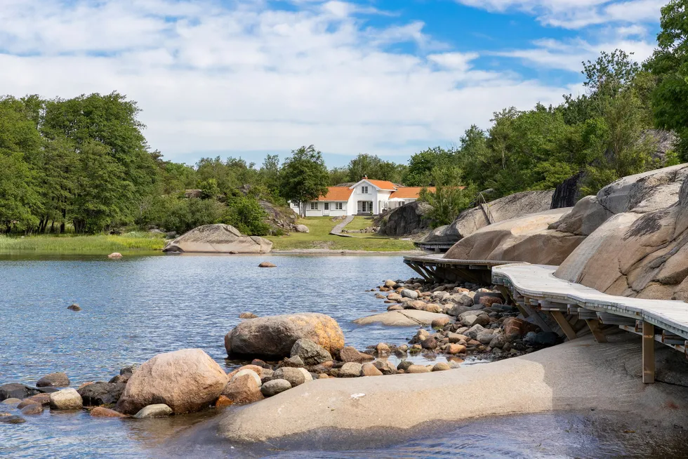 Denne familiehytta på Vasskalven, en øy utenfor Tjøme, er lagt ut for salg med en prisantydning på 25 millioner kroner.