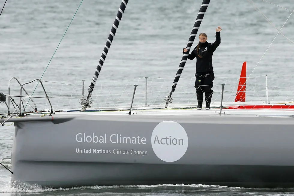 Den unge svenske klimaaktivisten Greta Thunberg startet å skolestreike for klima. Nå er hun invitert til klimatoppmøte i New York, men nekter å fly dit. Løsningen ble å seile med en høyteknologisk konkurranseyacht med den yngste sønnen til den monegaskiske prinsessen Caroline, Pierre Casiraghi som skipper.