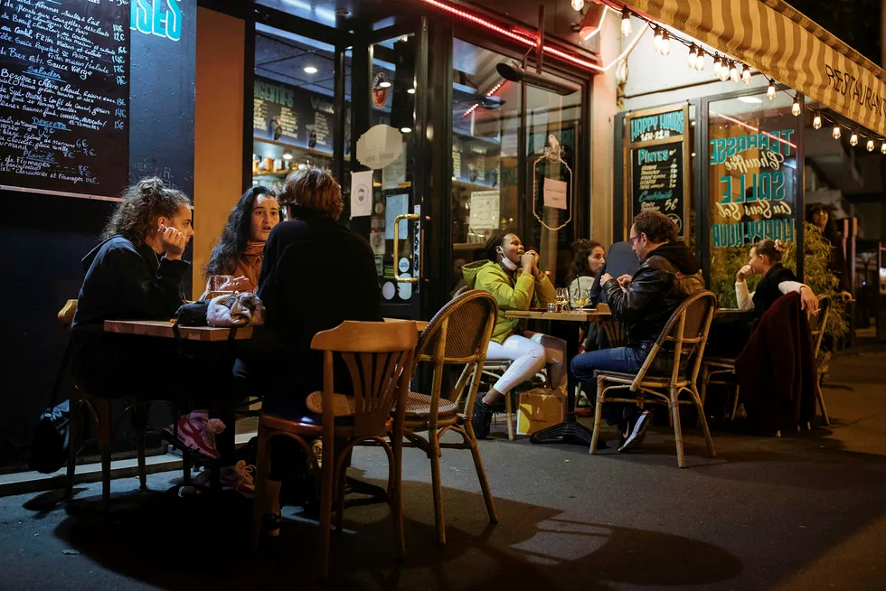 Folk nøt siste kveld med sosialt samvær på en bar i Paris torsdag kveld, timer før nedstengningen trådte i kraft.