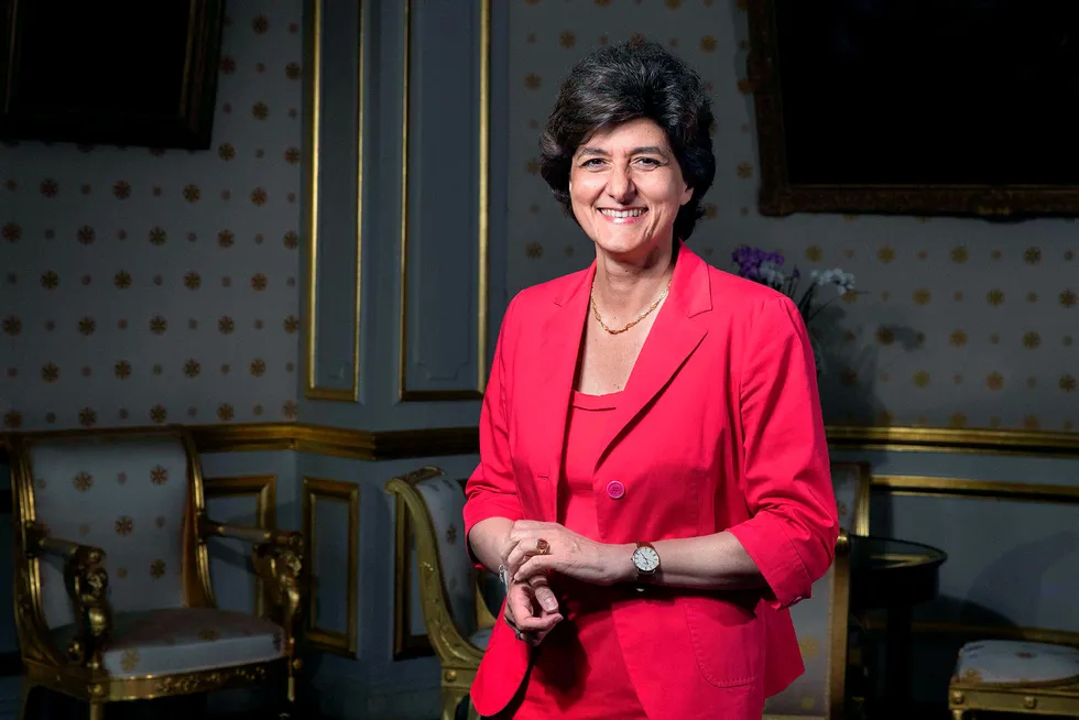 French Defence Minister Sylvie Goulard poses on June 15, 2017 in her office in Paris. Goulard announced her resignation on June 20, 2017 over a fake jobs scandal that has hit her small centrist MoDem party, allied with French President's party. Goulard, who was previously a member of the European Parliament, said she could not remain in the government while there was a possibility that she could be investigated over alleged misuse of expenses at the parliament. / AFP PHOTO / joel SAGET --- Foto: JOEL SAGET/AFP/NTB scanpix