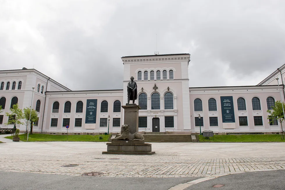 Bakgrunnen for oppsigelsen av et av Forskerforbundets medlemmer ved Universitetet i Bergen er anklager om «upassende oppførsel».