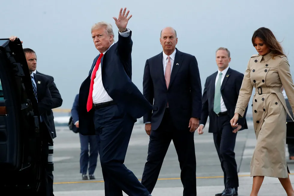 USAs president Donald Trump med USAs ambassadør til EU, Gordon Sondland (midten). Melania Trump til høyre.