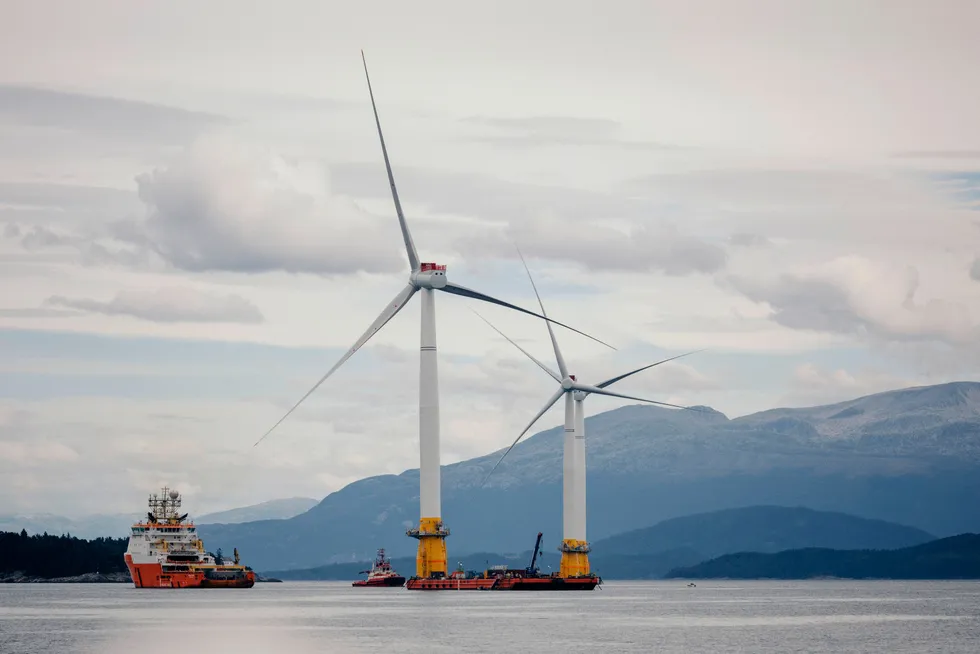 Vi har gjennom mange år fått solid kunnskap om installasjoner og marine operasjoner på dypt vann og under vanskelige værforhold, skriver forfatterne. Her fra NorSeas og Statoils flytende vindmøller på Stord.