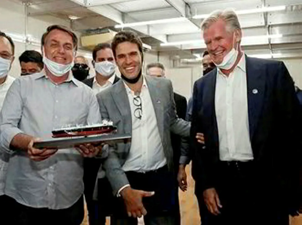 Investor Tor Olav Trøim (til høyre) og den avtroppede Hygo-sjefen Eduardo Antonello (midten) sammen med Brasils president Jair Bolsonaro.