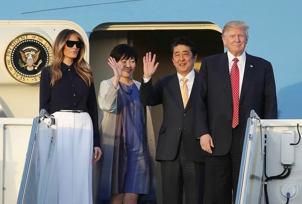 President Donald Trump (til høyre) and hans kone Melania Trump (til venstre) ankommer med japans statsminister Shinzo Abe og hans kone Akie Abe (I midten) med Air Force One til Palm Beach internasjonale flyplassfor å tilbringe helgen på Trumps Mar-a-Lago feriested. Foto: Joe Raedle/AFP/NTB Scanpix
