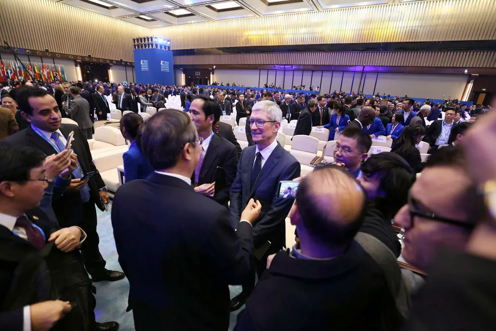 Apples konsernsjef Tim Cook holdt innlegg på World internett Conference i Wuzhen i Kina. Kina er et viktig marked for Apple. – Vi er stolte over å ha jobbet sammen med våre mange partnere i Kina, sa Cook. Foto: VCG/Getty Images