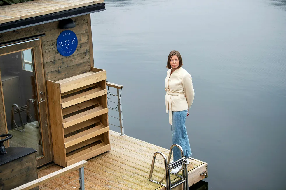 Kok-gründer Kristin Lorange som driver badstubåter i Oslofjorden, måtte stenge og permittere alle ansatte. Hun er usikker på om tiltakene regjeringen har lagt frem vil hjelpe bedriften nok.