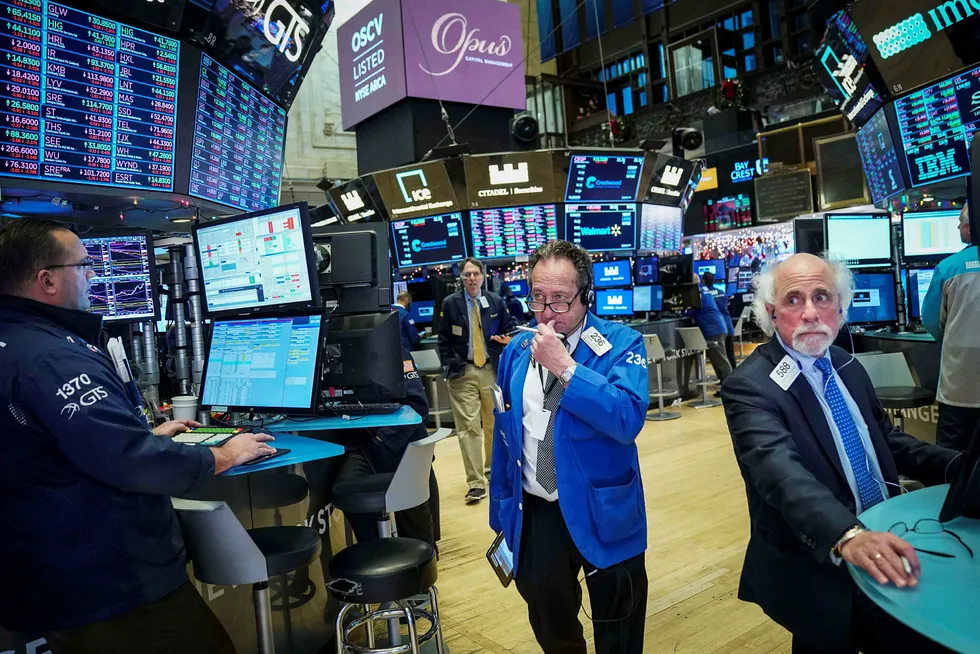 Wall Street gikk på en ny smell mandag. Her står tradere på gulvet på børsen i New York.
