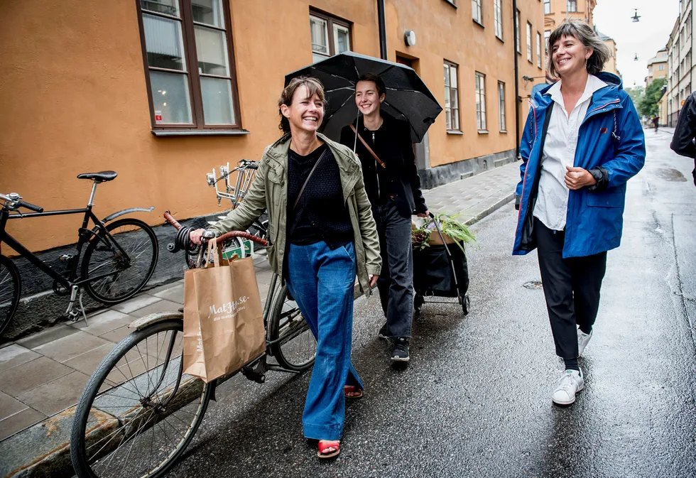 Johanna Westman (49), Bobo Gandini (19) og Karolina Sparring (44) fra Södermalm i Stockholm stemmer alle på Vänsterpartiet. Foto: Gorm K. Gaare