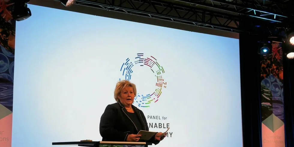 HAVKONFERANSE: Statsminister Erna Solberg, snakket i de store linjer under den internasjonale havkonferansen i Bergen. Foto: Kjersti Sandvik