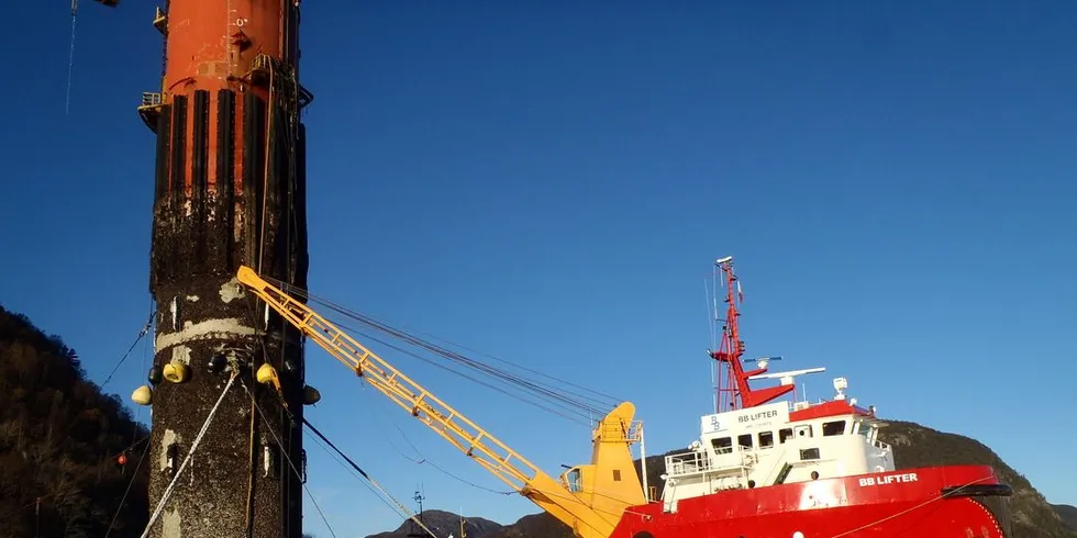 Det drives opphugging av utrangerte oljeplattformer og fiskeoppdrett i samme fjord.