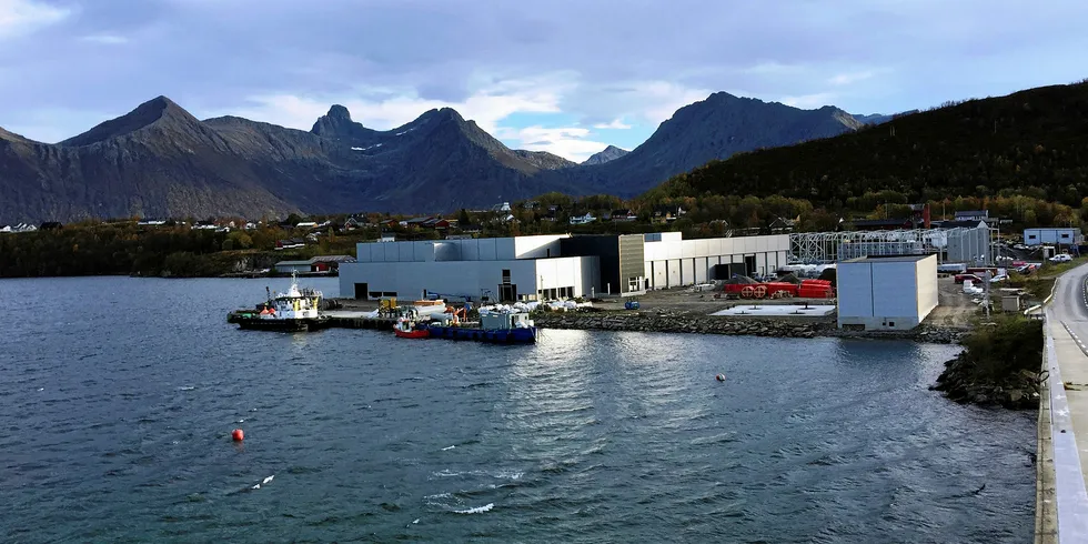 Nybygget fotografert fra brua over til Engeløya. Rense- og ensilasjeanlegget er det minste bygget ved sjøkanten og brufestet nede t.h.