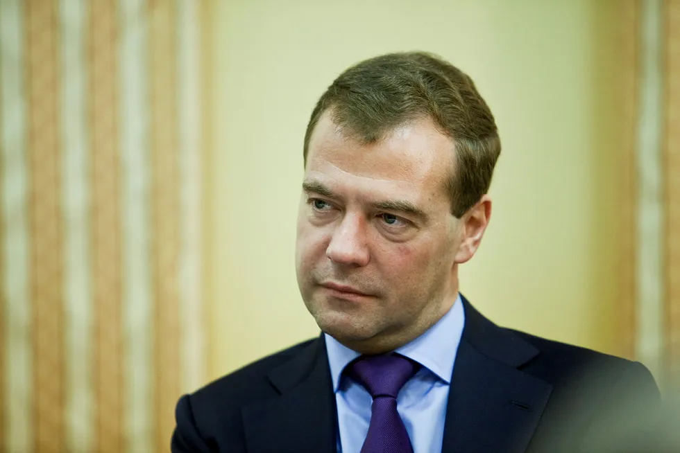 Russlands statsminister Dmitrij Medvedev anklager USA for økonomisk krigføring.