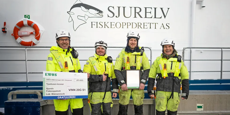 VINNER Sjurelv Fiskeoppdrett, lokalitet Blåmannsvik: Bengt-Frode Hansen (med sjekk), Daniel Hansen, Anders Nysveen (med diplom) og Terje Harder Hansen.