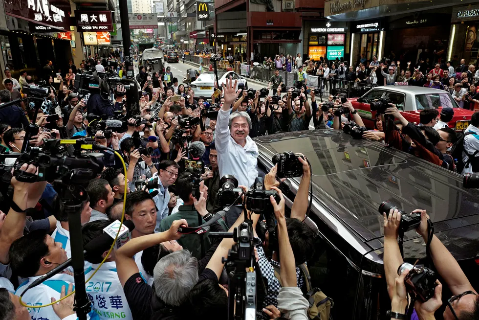 Tidligere finansminister John Tsang er en av tre kandidater Kina har godkjent for å stille som kandidat til å lede Hong Kong. Han har holdt valgmøter – til tross for at velgerne i Hong Kong ikke har noe de skal ha sagt. Foto: Vincent Yu/AP/NTB Scanpix