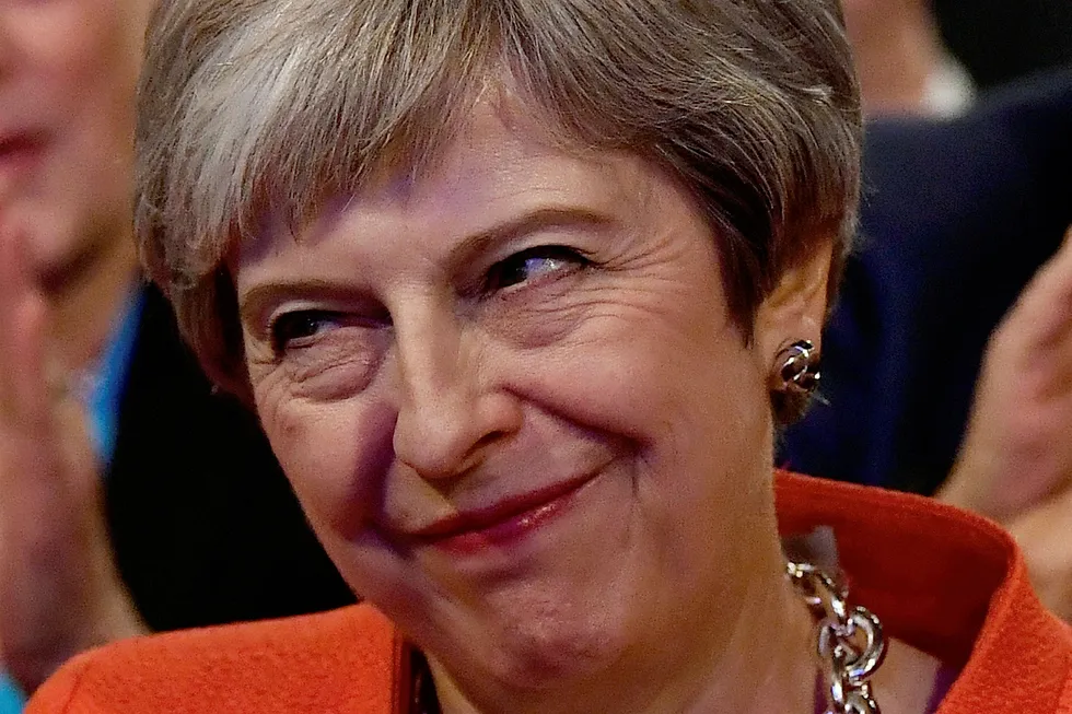 Statsminister Theresa May varsler nye innvandringsregler i Storbritannia.