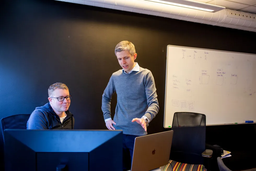 Fra kontorlokalene midt i Oslo leder Neil Chapman og Øyvind Grotmol i Exabel arbeidet med å lage et investeringsverktøy basert på maskinlæring og kunstig intelligens. Målet er at verktøyet skal bli like bra som teknologien til de fremste hedgefondene.