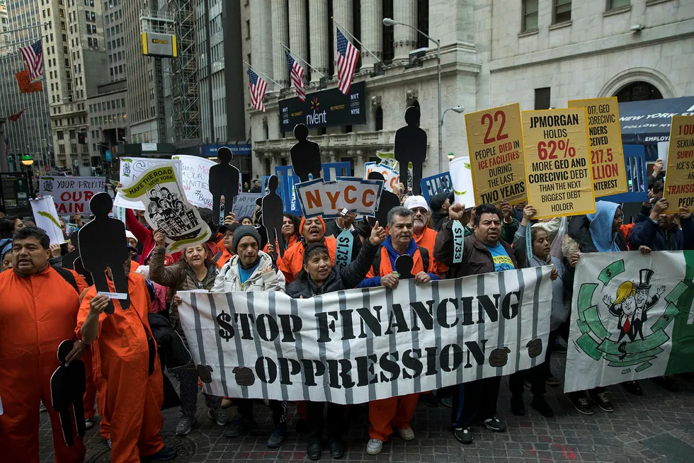På 1. mai holdes det i år protester på Wall Street mot finansielle institusjoners støtte til private fengsler og sentere for fengsling av immigranter. Foto: Drew Angerer