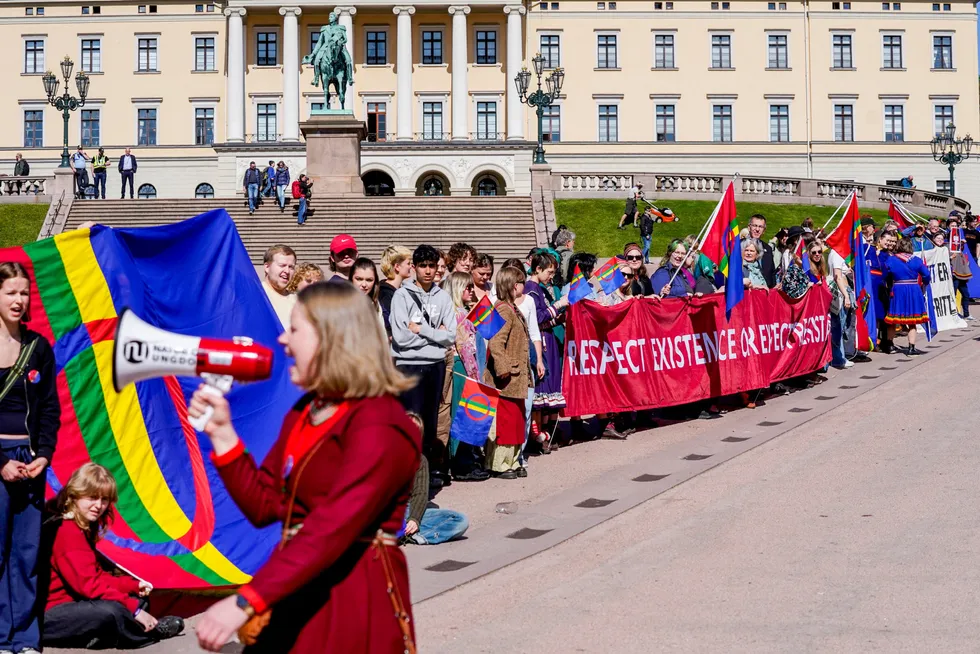 Aksjonister med samisk flagg på Slottsplassen markerer at det er 599 dager siden Fosen-dommen. Aksjonistene planlegger å stå langs Slottsplassen mens regjeringsbilene kjører forbi på vei til statsråd på slottet fredag formiddag.