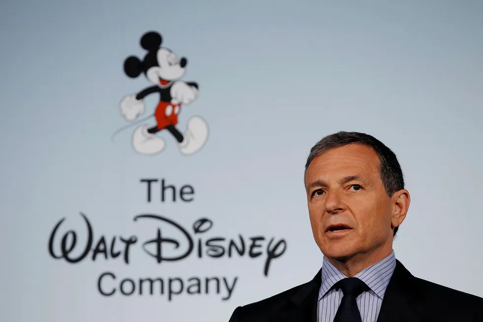 Disney-sjef Bob Iger tjener over en halv milliard kroner, noe som har fått en av arvingene til å se rødt.