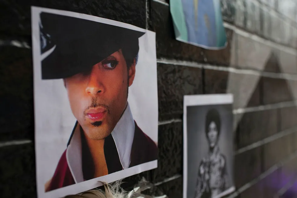 Bilder av Prince på en vegg i Minneapolis etter at Prince ble funnet død i sitt hjem i fjor, 57 år gammel. Foto: SCOTT OLSON