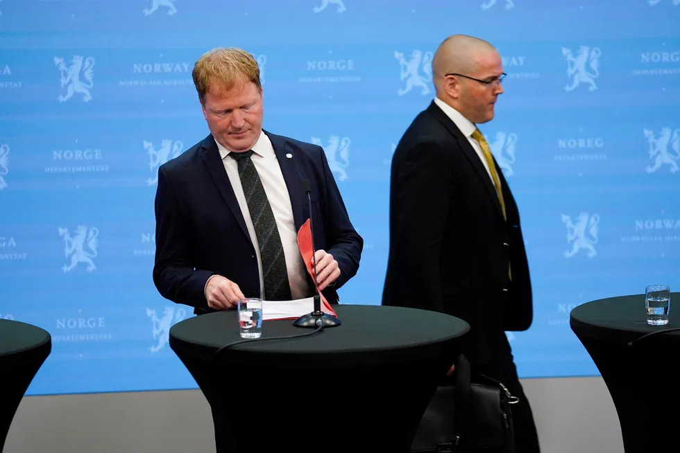 «Nulldagssårbarhet» og departementer peker mot statlige trusselaktører, skriver Simen Bakke. Statsråd Sigbjørn Gjelsvik (til venstre) og NSMs Geir Arne Engh-Hellesvik fortalte om dataangrepene 24. juli.