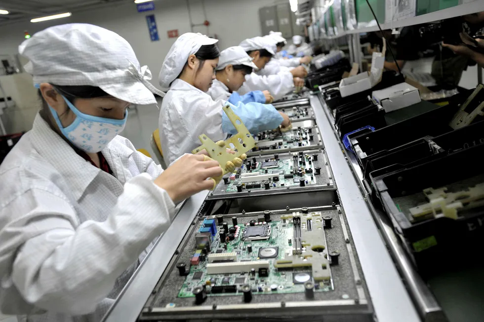 Robotene er i sving også utenfor Vesten. Foxconn, et taiwansk selskap som setter sammen rundt 40 prosent av verdens elektronikkprodukter inkludert Apples Iphone, sparket i fjor 60.000 ansatte, ifølge BBC. Her kinesiske arbeidere ved Foxconns fabrikk i Kina. AFP/NTB Scanpix