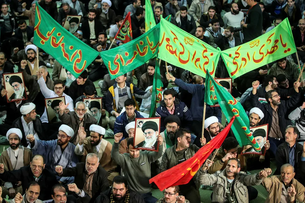En gruppe iranere marsjerer i støtte for regjeringen etter at det siden torsdag har vært store protester mot regjeringen. Foto: Hamed Malekpour/AFP/NTB Scanpix