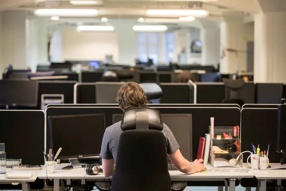 En person sitter og arbeider i åpent kontorlandskap. Illustrasjonsfoto: Vidar Ruud / NTB scanpix