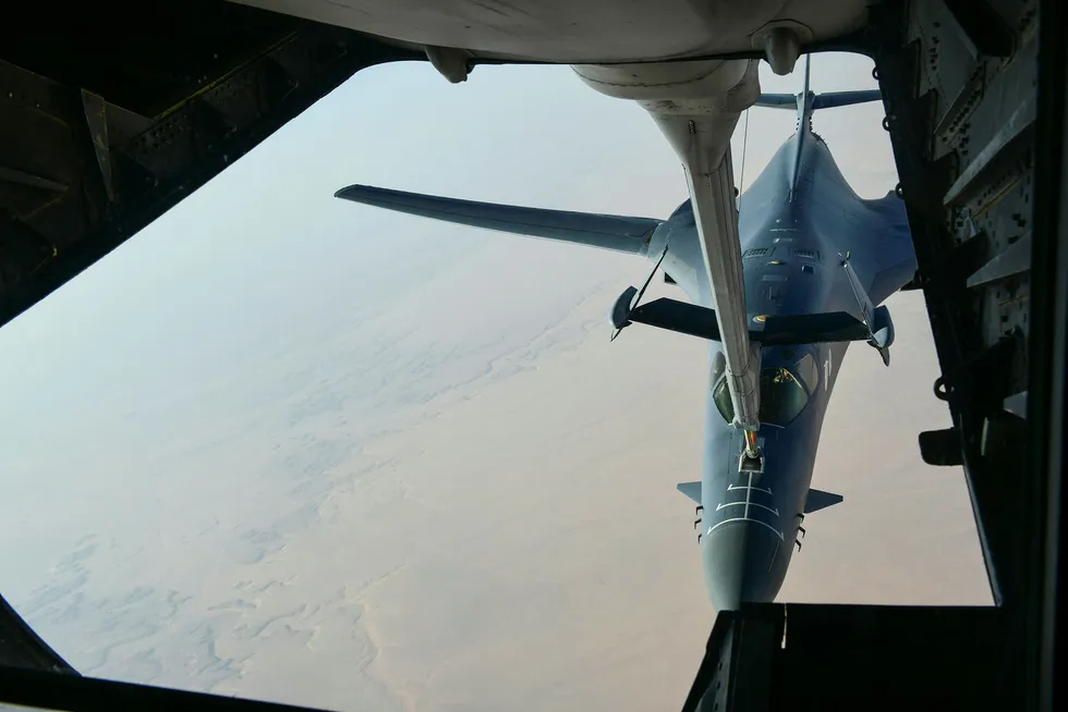 USA truer Assad-regimet med nye angrep. Her får et amerikansk jagerfly etterfylling av drivstoff på vei til å bombe Syria i helgen. Foto: Department of Defense via AP/NTB Scanpix
