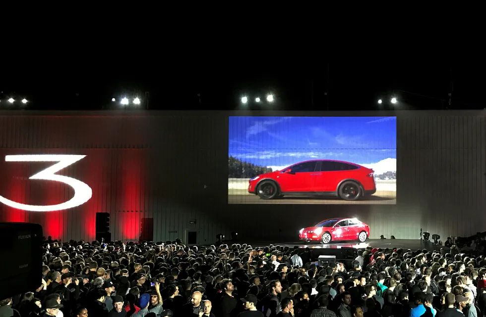 Tesla introduserte en av de første Model 3-bilene i Fremont, California i juli i år. Foto: Reuters Staff
