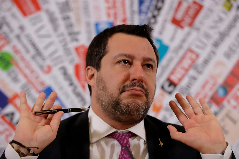 Tidligere innenriksminister Matteo Salvini i Italia risikerer å bli stilt for retten og dømt til fengsel dersom Senatet i Roma torsdag mener han bør stilles til ansvar for å ha nektet en båt med migranter å legge i land i Italia i fjor sommer.