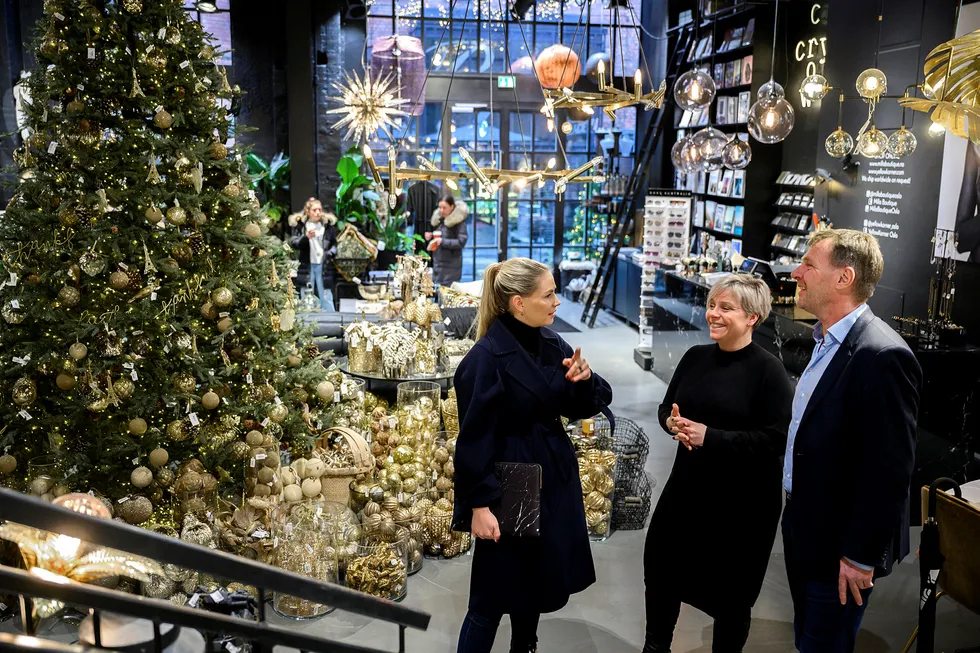 Den frittstående butikken Milla Boutique på Aker Brygge dropper Black Friday. Administrativ leder Tine Robertson (i midten) sammen med destinasjonsjef Thomas Nygård og markedsansvarlig Mim Stang.