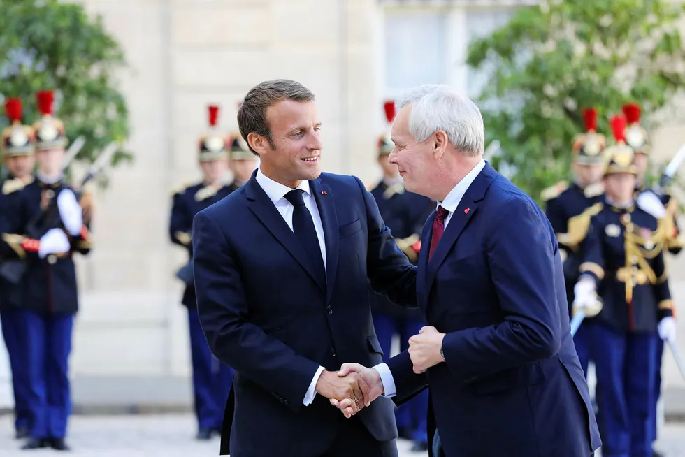 Finland har det halvårlige formannskapet i EU. Statsminister Antti Rinne øker presset mot britene for å vise kortene i forhandlingene. Her i møte med Frankrikes president Emmanuel Macron.
