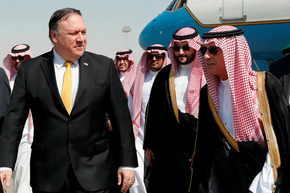 USAs utenriksminister Mike Pompeo (t.v.) tas imot av sin saudiarabiske kollega, Adel al-Jubeir, på flyplassen i Riyadh tirsdag.