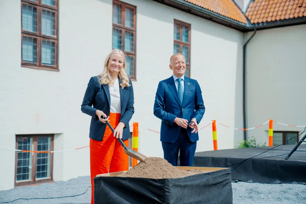 Statsbyggs administrerende direktør Harald Nikolaisen legger ned grunnsteinen til det nye Vikingtidsmuseet på Bygdøy sammen med kronprinsesse Mette-Marit.