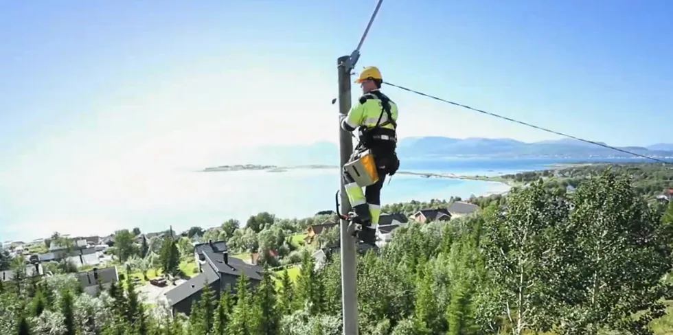 Her er en ansatt i Vesterålskraft på jobb - med utsikt over Vesterålen.