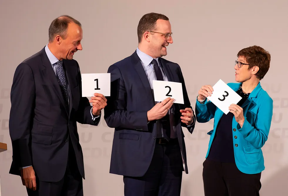 Friedrich Merz (til venstre), Jens Spahn (i midten) og Annegret Kramp-Karrenbauer (til høyre) kjemper om å overta som partileder i kristenkonservative CDU etter sittende partileder og statsminister Angela Merkel.