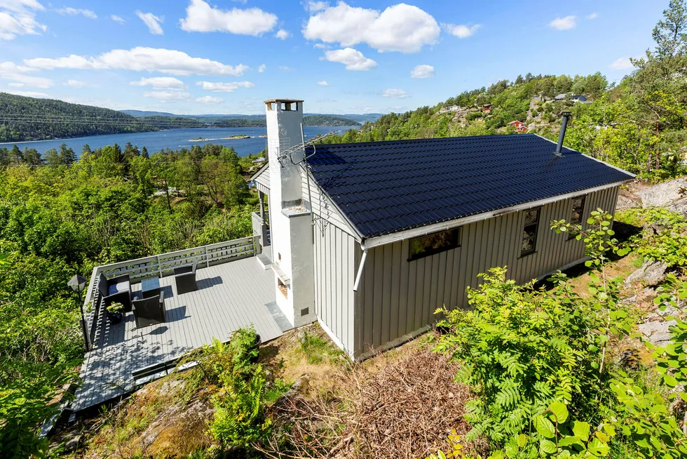 Den 67 kvadratmeter store hytta rett nord for Drøbak har en prisantydning på 3,25 millioner kroner.