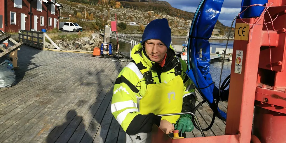 Fisker Joakim Johansen mener at rapporteringen kan gjøres langt enklere. Havnen han og kollegaen offisielt starter fra er tre timer unna. Den er de aldri innom.